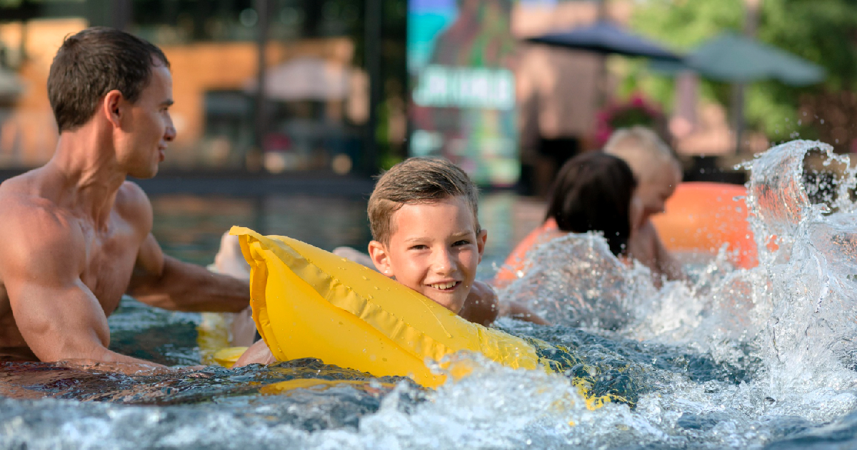 criança e pai em piscina - Sistema de ingressos para parque aquático