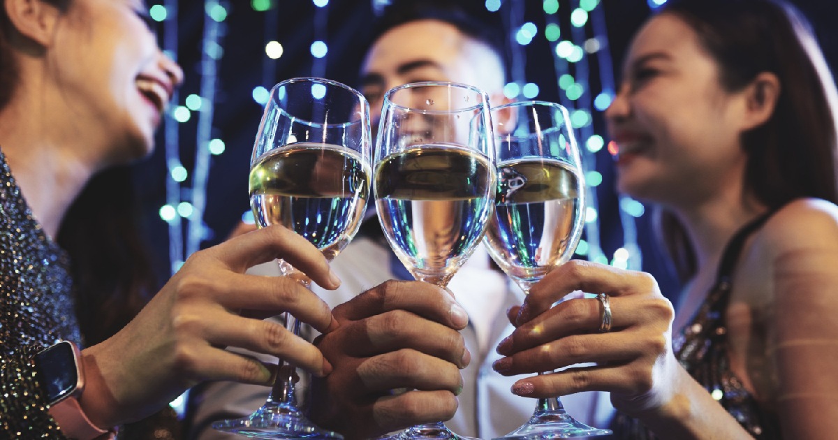 3 pessoas comemoram a virada com brinde - Estratégias para divulgar o Réveillon do seu bar em cima da hora