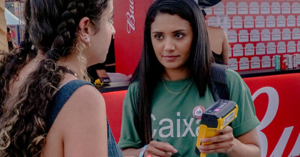 Moça vendedora ambulante atende mulher em festival - Vendedores ambulantes para eventos