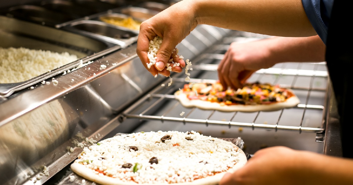 Pessoas fazendo pizza - sistema de gestão para pizzaria