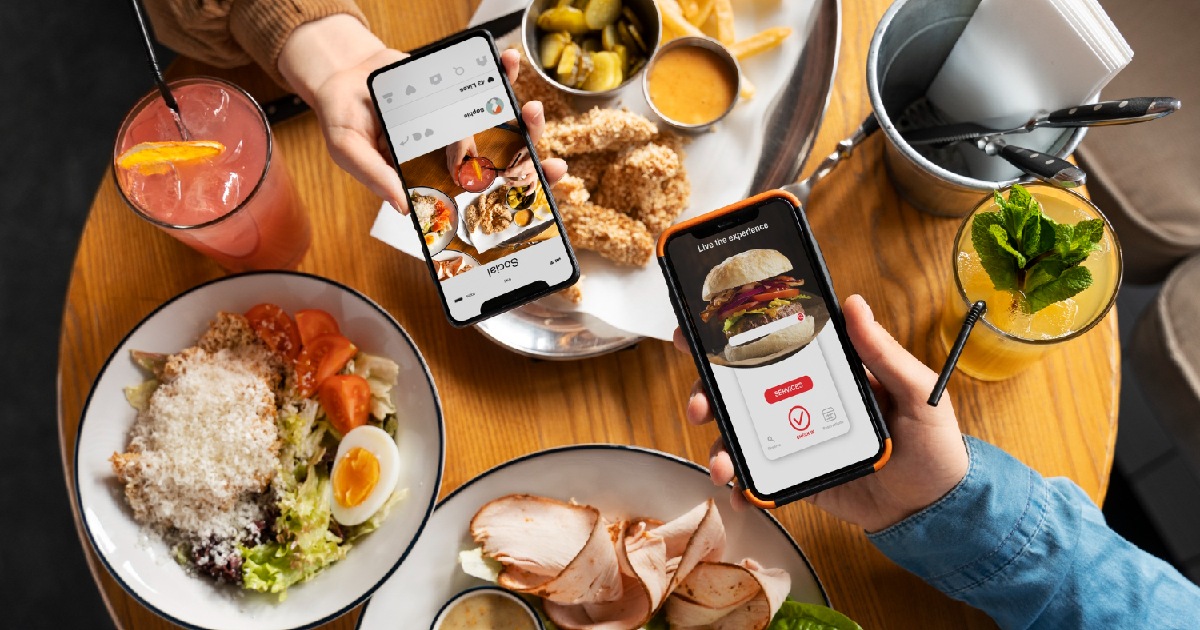 Pessoas avaliando comida em restaurante - tráfego pago para restaurantes