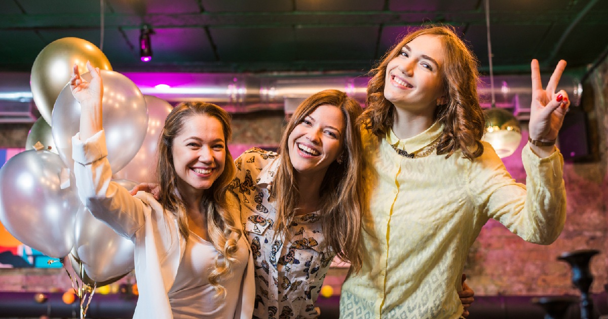 Mulheres comemorando - Eventos corporativos de fim de ano
