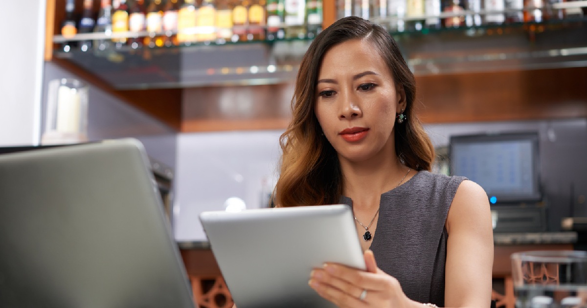 Dona de restaurante no trabalho - CRM para bares e restaurantes: conheça o cliente e venda mais