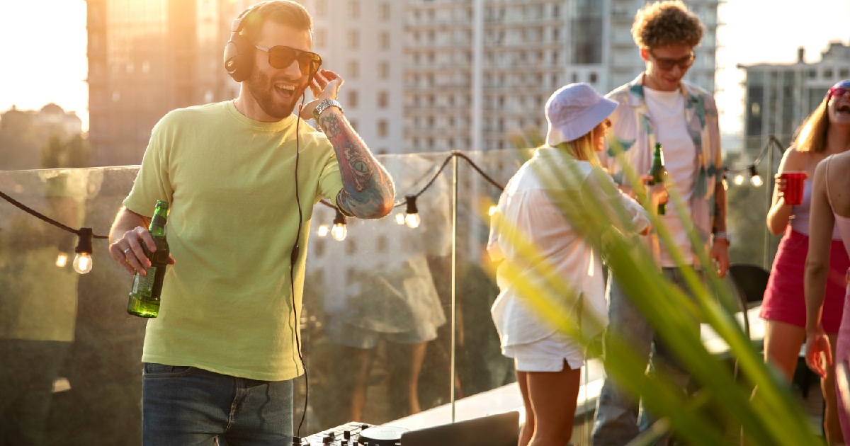 Dj em evento ao ar livre _ 10 dicas para produzir seus eventos ao ar livre