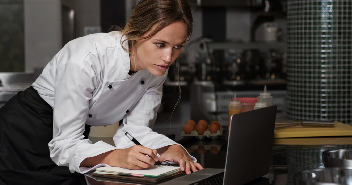 Planejamento financeiro para restaurantes - Chef feminino na cozinha usando tablet