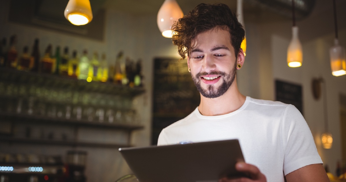 Gestor de bar com tablet. Gestão inteligente para bares e casas de show facilita a operação