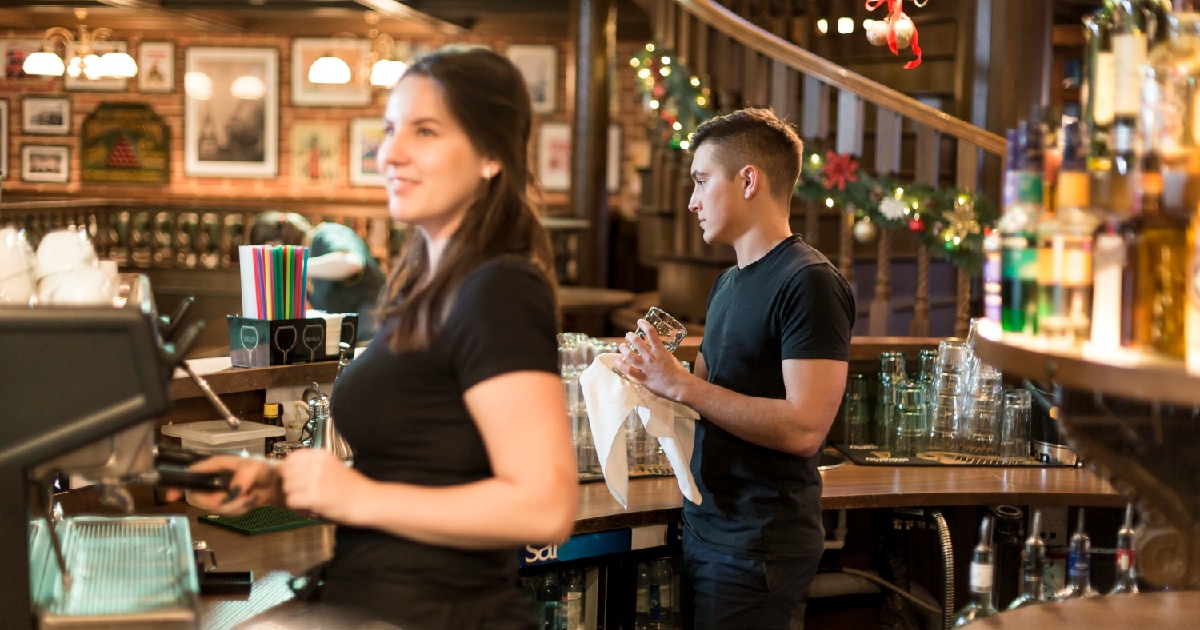 Pessoas trabalhado em bar - como otimizar o tempo de atendimento no bar