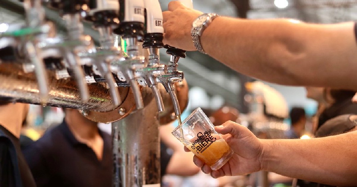 Mondial de la Bière 2025 estreia pagamentos digitais da Zig - pessoa servindo cerveja. Foto: Divulgação