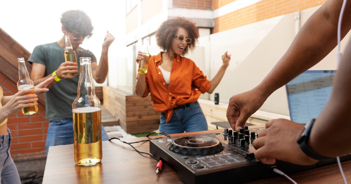Pessoas em evento com música. Como aumentar receita em casas noturnas, bares e restaurantes