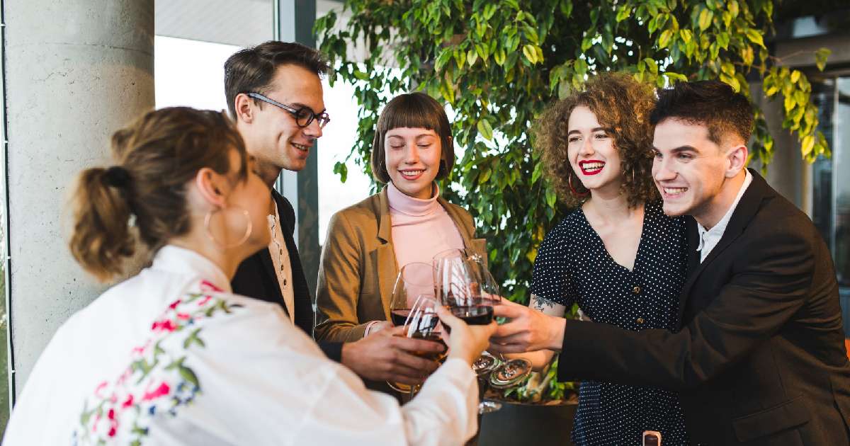 Colaboradores em confraternização _ como organizar evento corporativo em bar