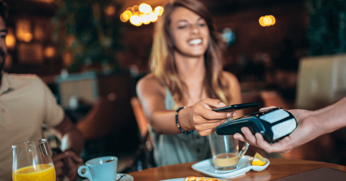 Mulher realizando pagamento com celular_ como organizar a comanda de mesa