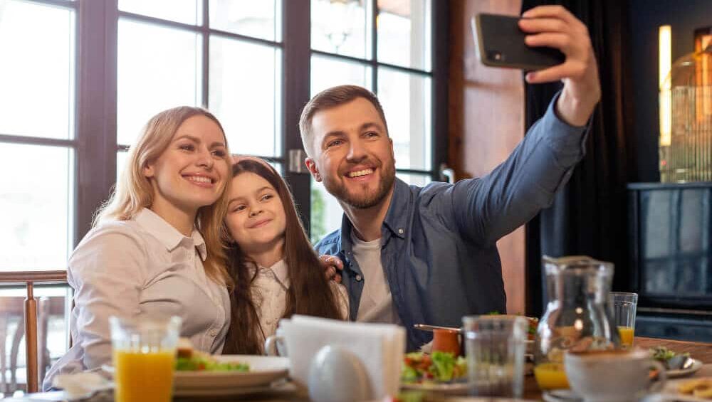 Família em restaurante. Como aumentar as vendas no Dia das Mães