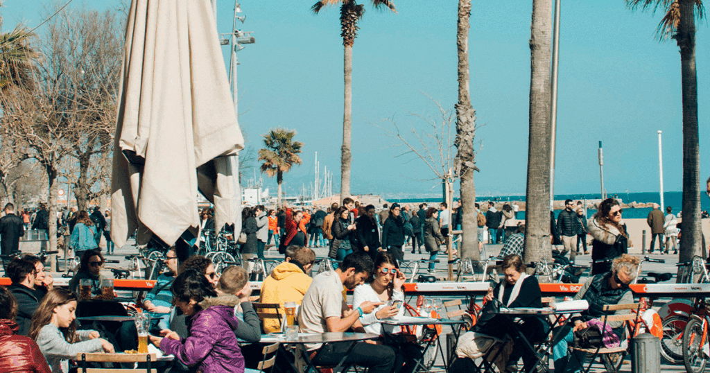 Como atrair turistas para bares e restaurantes turistas em restaurante na praia