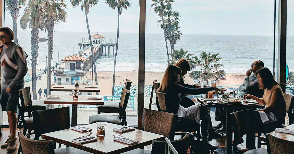 Como atrair turistas para bares e restaurantes turistas-em-um-restaurante-ao-ar-livre