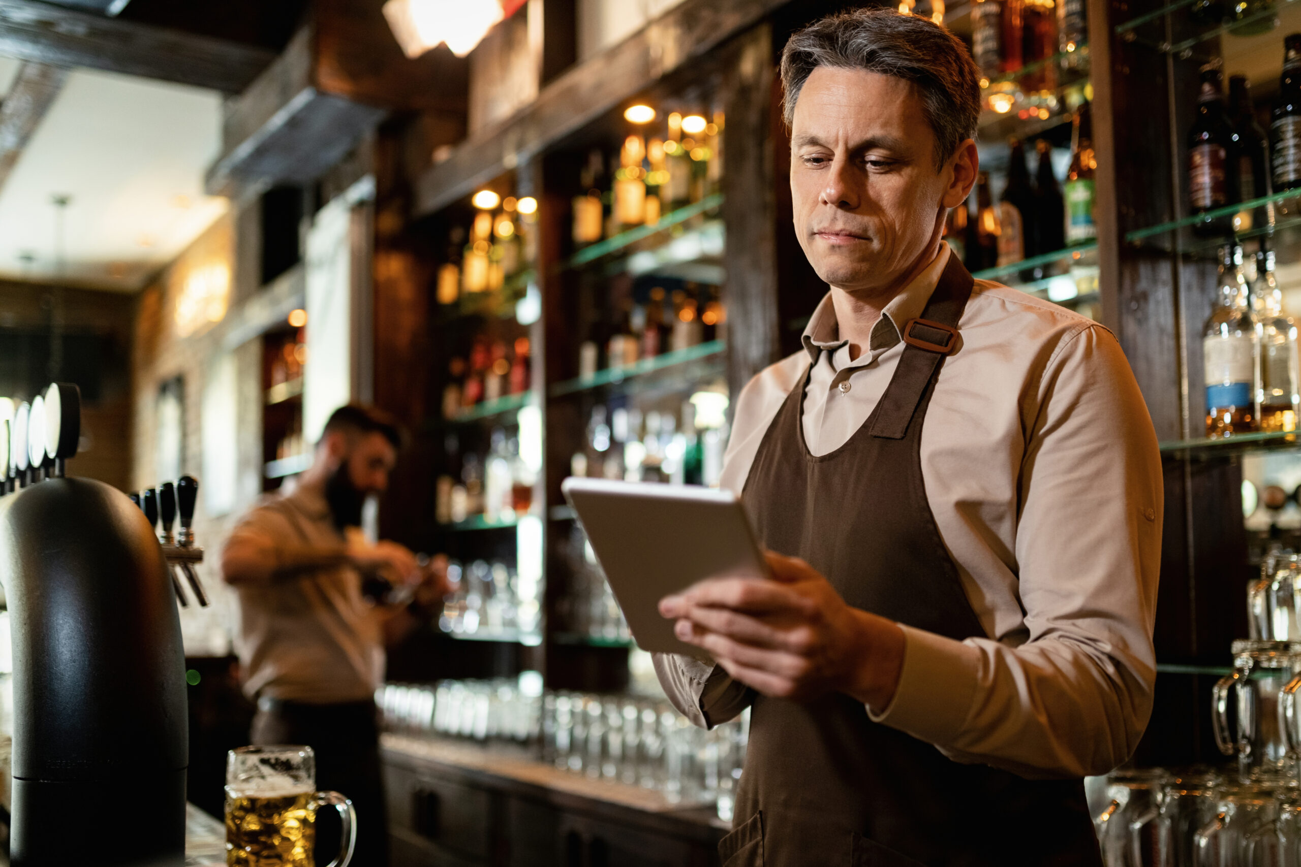 sistema de gestão integrada - garçom em bancada de bar