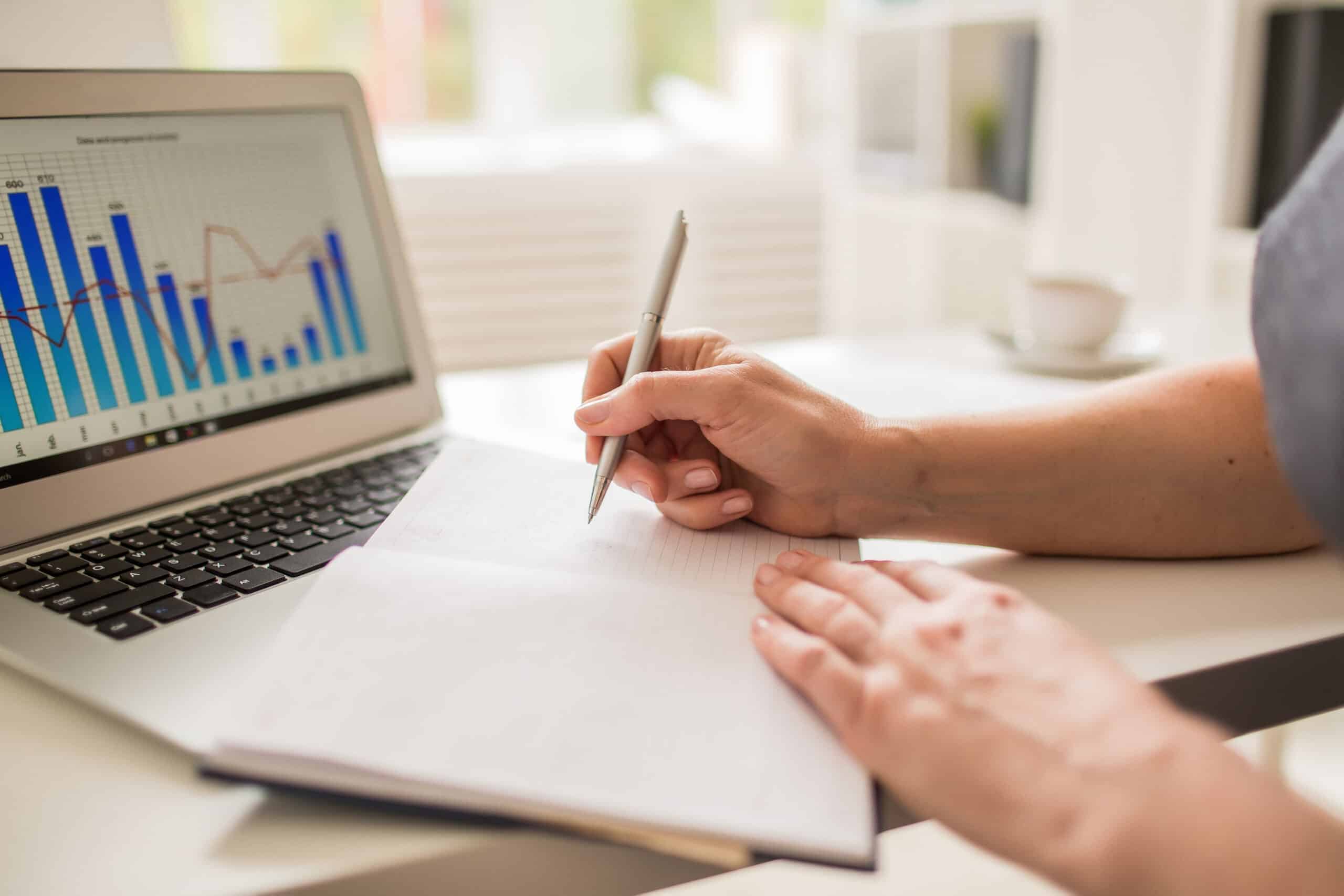 Relatório financeiro em bares e restaurantes