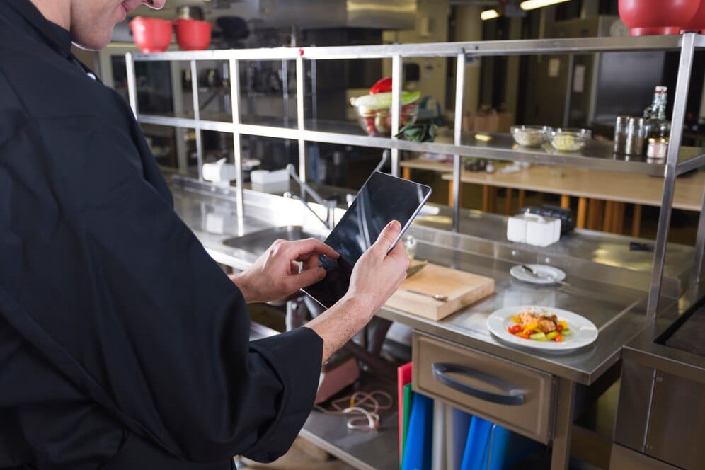 Sistema ERP _ chef com tablet na cozinha