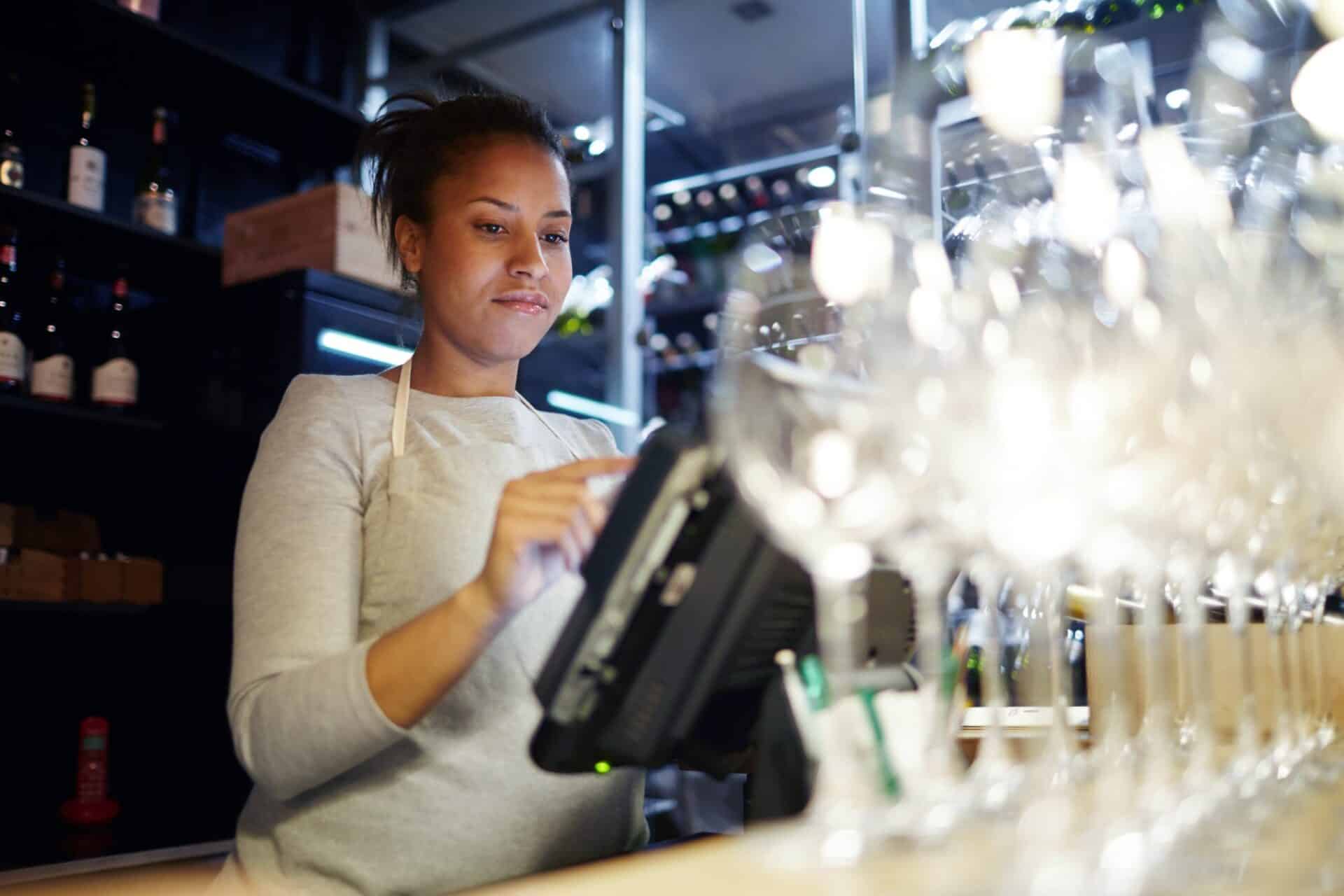 Mulher realizando o fechamento de caixa em restaurante