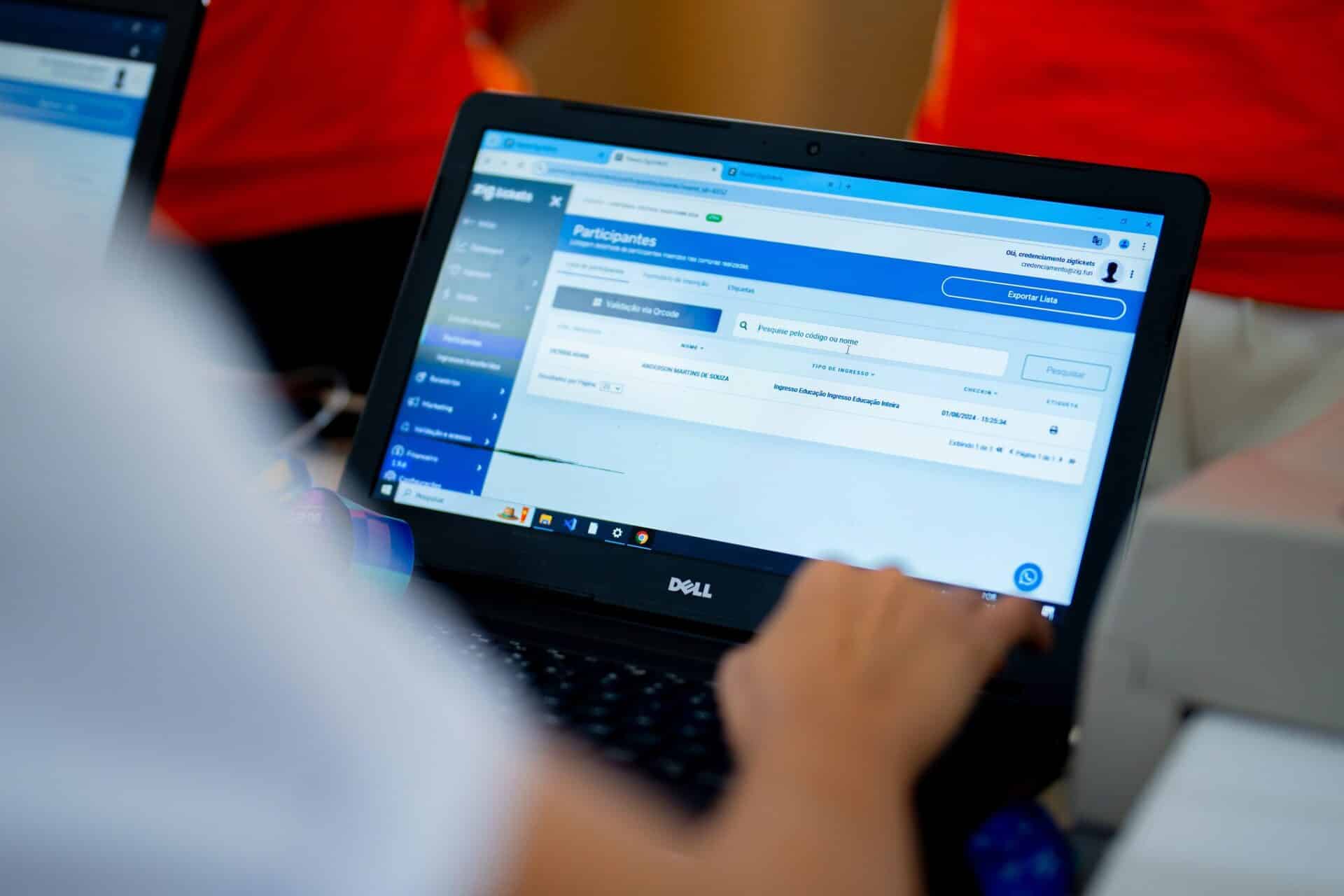 pessoa consultando o CRM_ o que é e como pode aumentar a retenção de clientes no bar