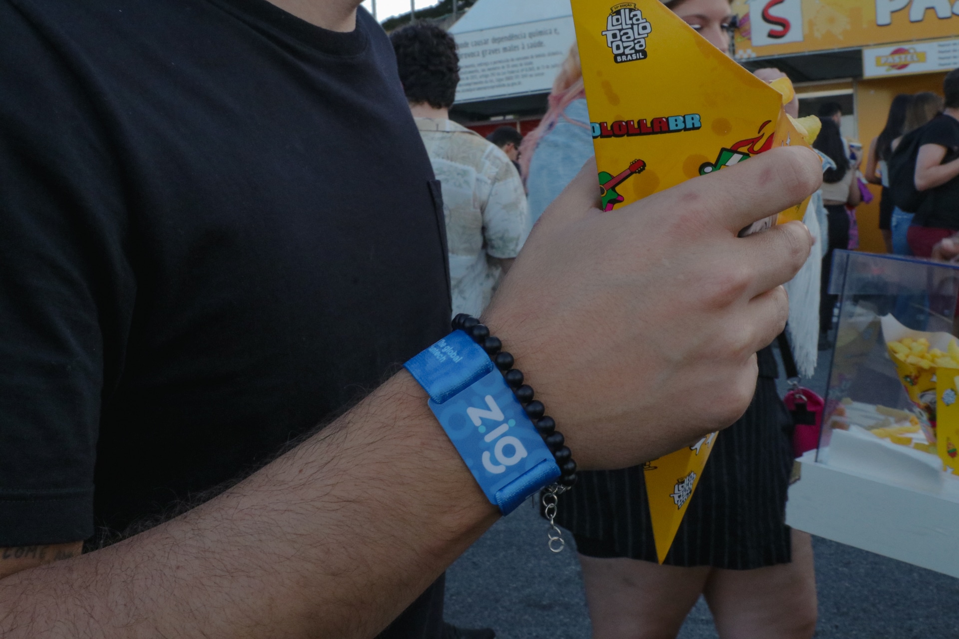 Pulseira cashless em foco - Autoatendimento traz vantagens para eventos e clientes