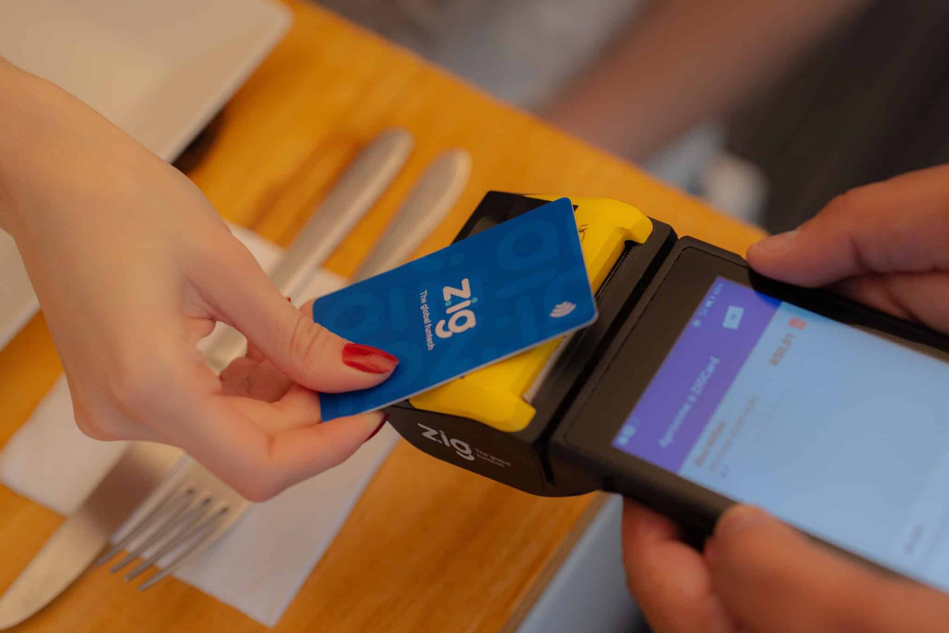 pessoa pagando com cartão zig_ Como aumentar o faturamento de bares e restaurantes usando tecnologia