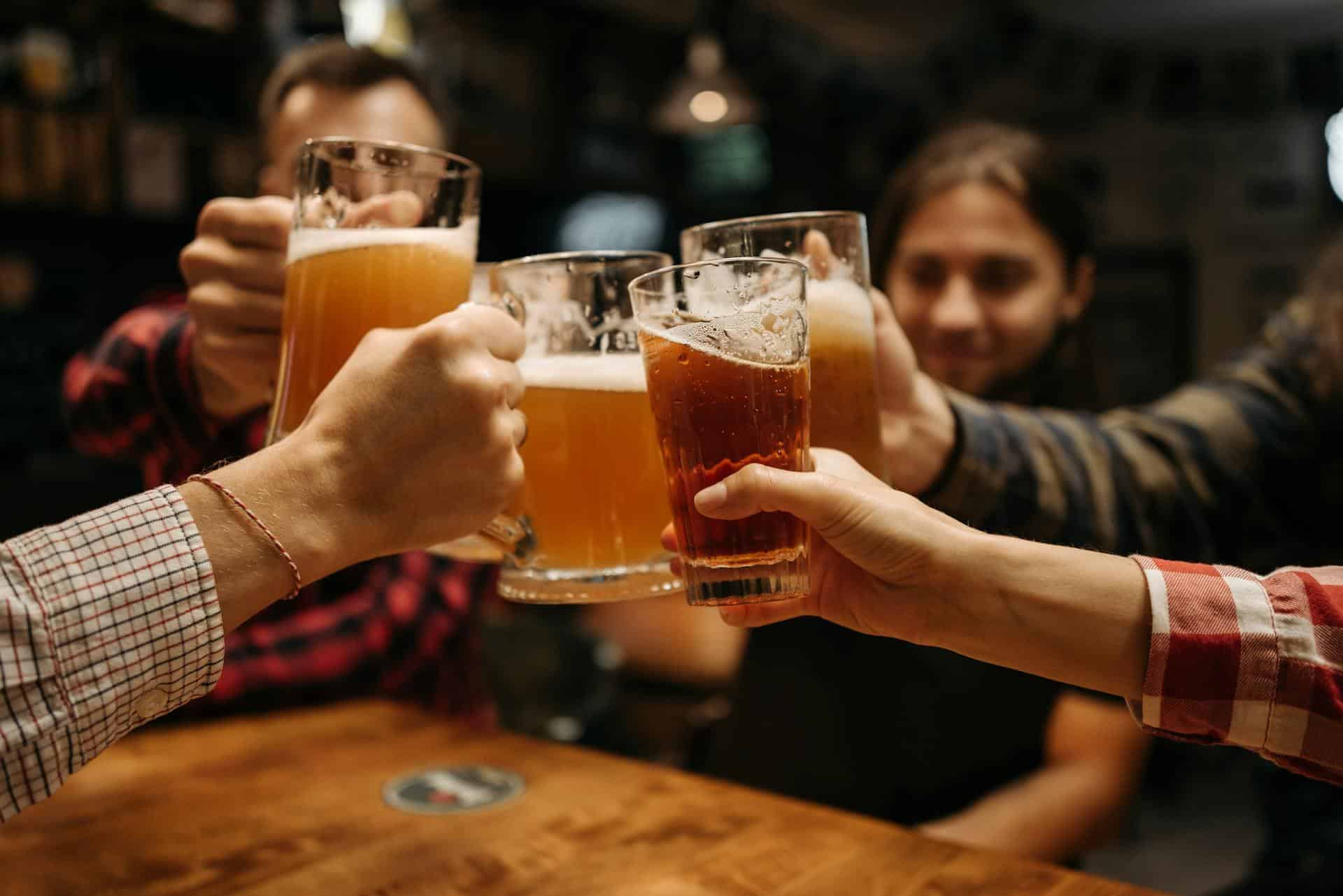 Pessoas brindando_ Aumente as vendas durante o happy hour