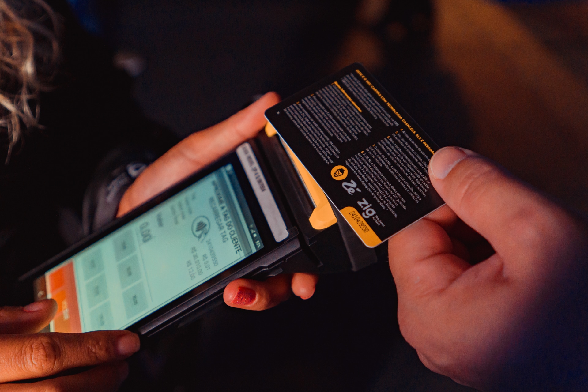 Pessoa pagando com cartão zig. A evolução das plataformas de reembolso online para eventos