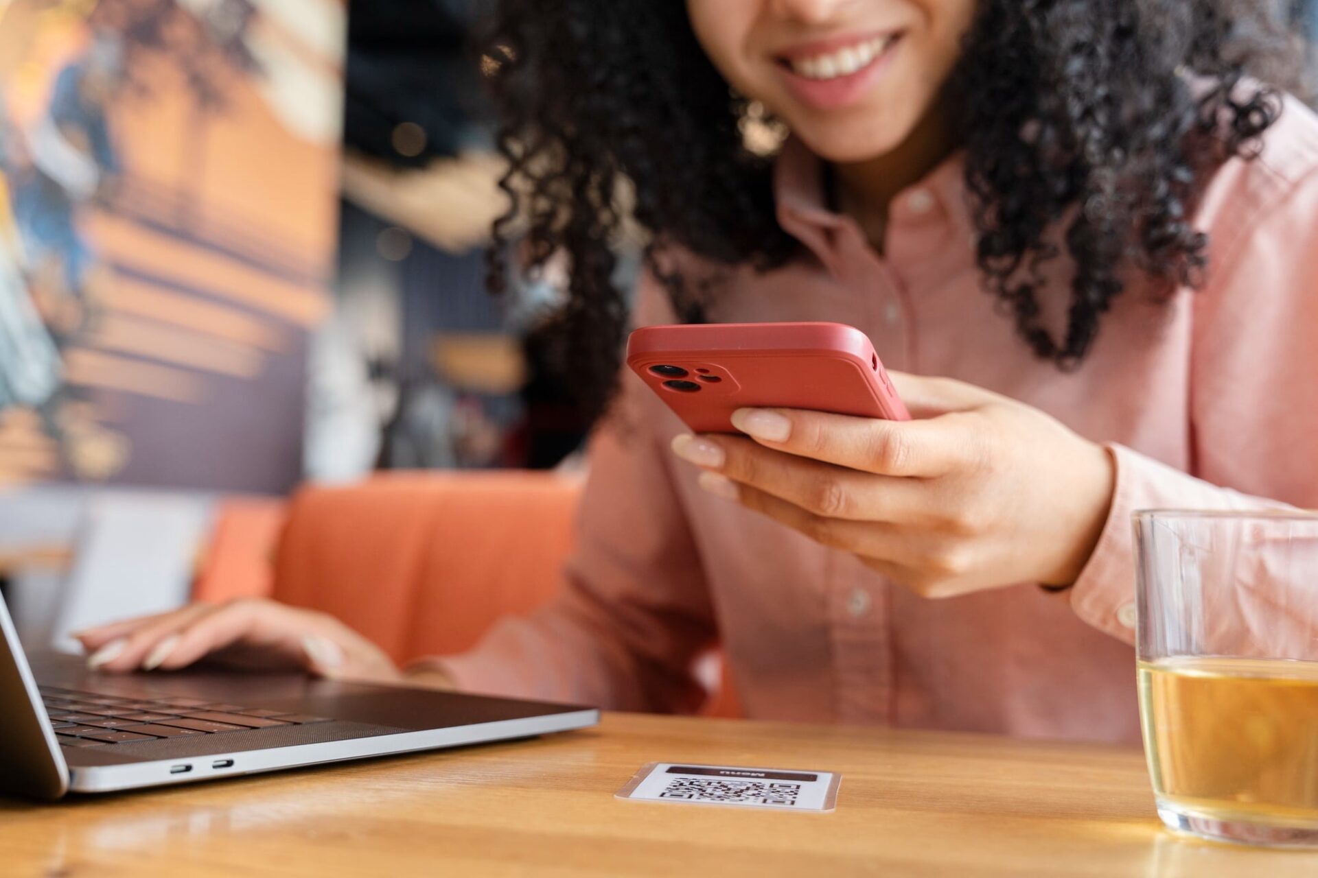 pagamentos digitais - mulher comprando online