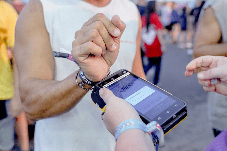 Pessoa pagando com pulseira -Tudo o que você precisa saber sobre NFC