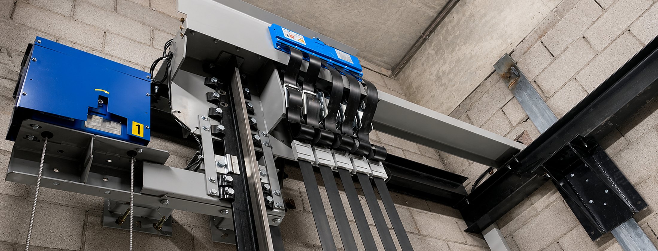 Current-generation belt-driven lift machine and governor at the head of a shaft