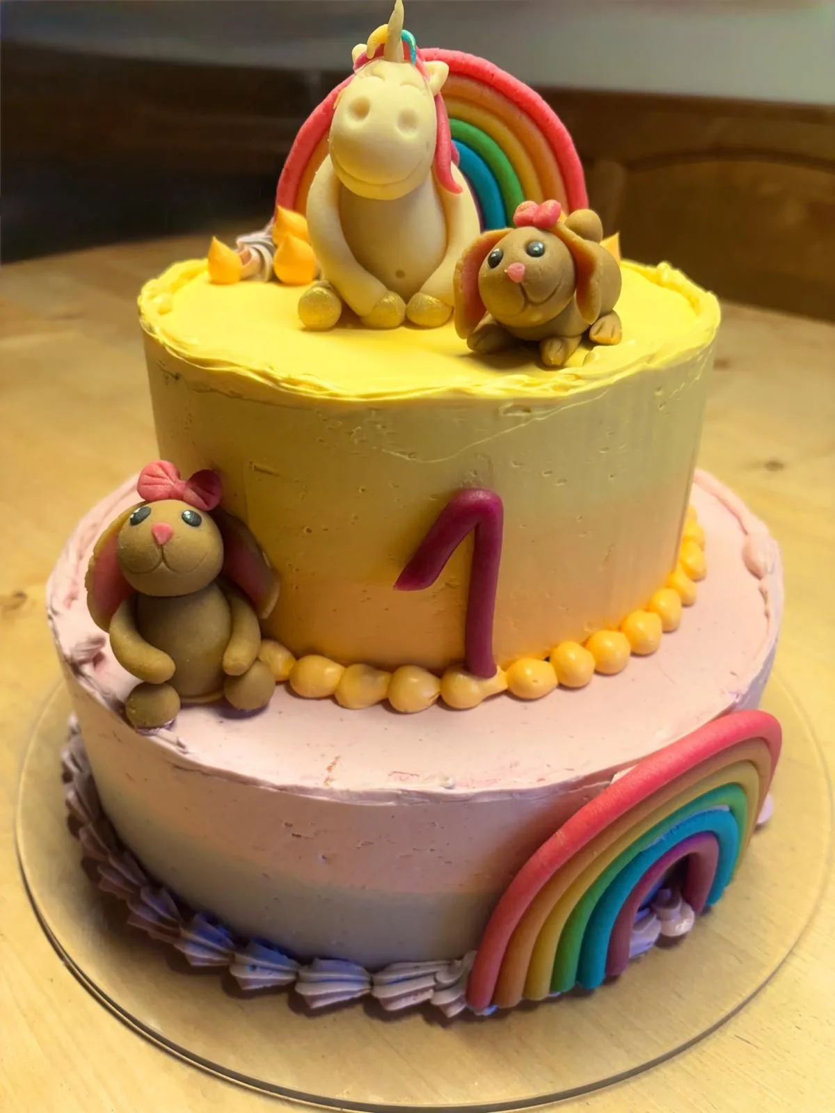 Torte zum ersten Geburtstag mit Regenbogen und Fondant-Küken