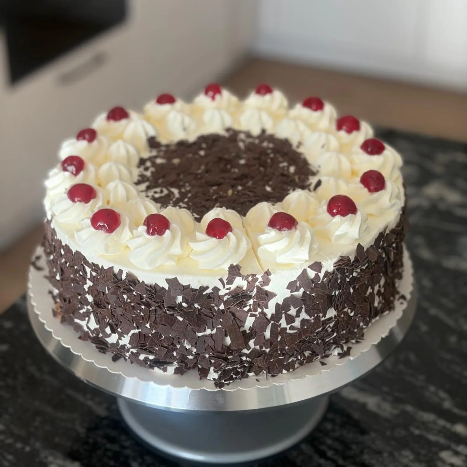 Schwarzwälder Kirschtorte mit Sahne und Schokoladenraspeln