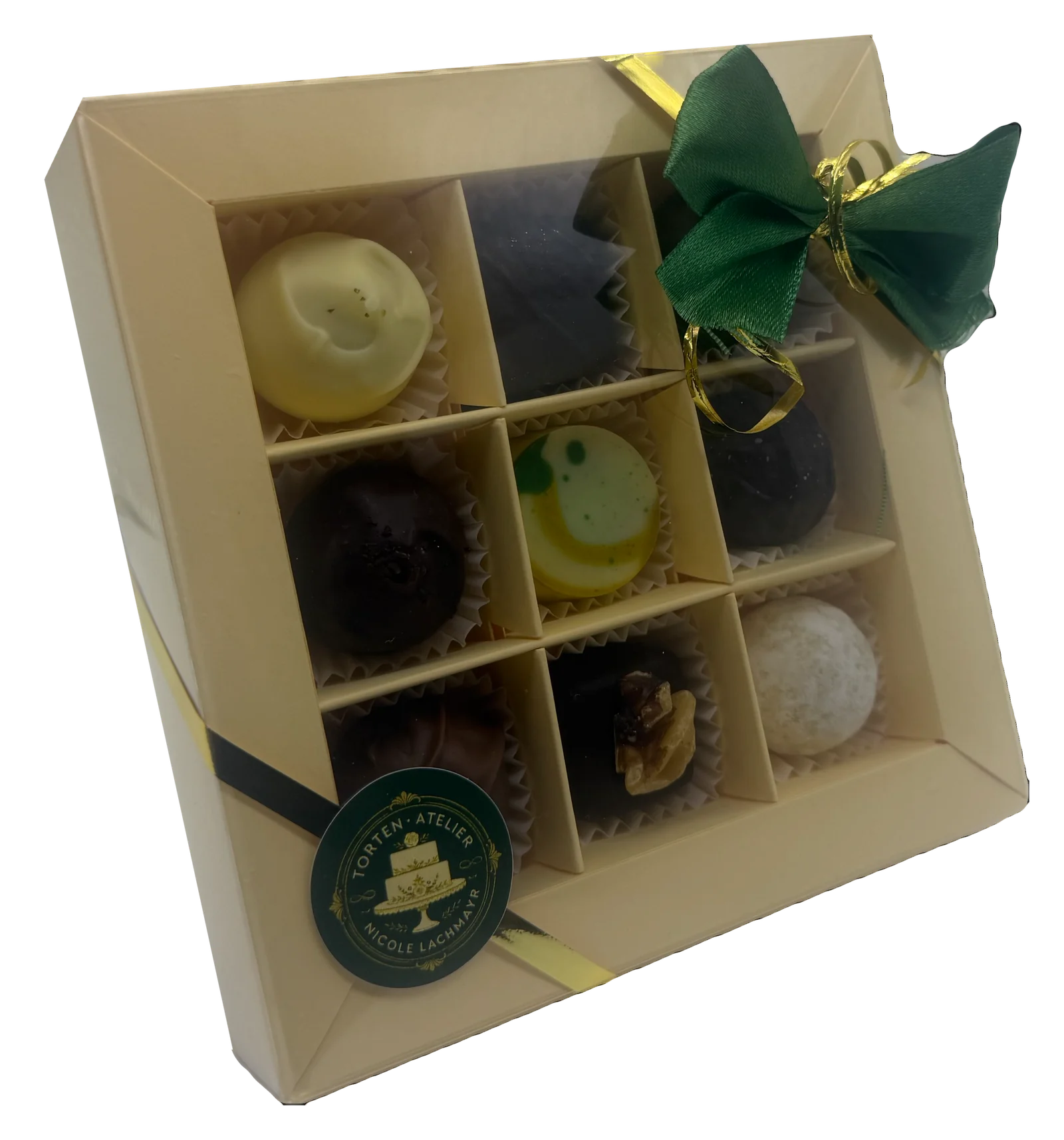 Pralinenschachtel mit Sichtfenster, grüner Schleife, Goldband und dem Logo-Anhänger des Torten Ateliers