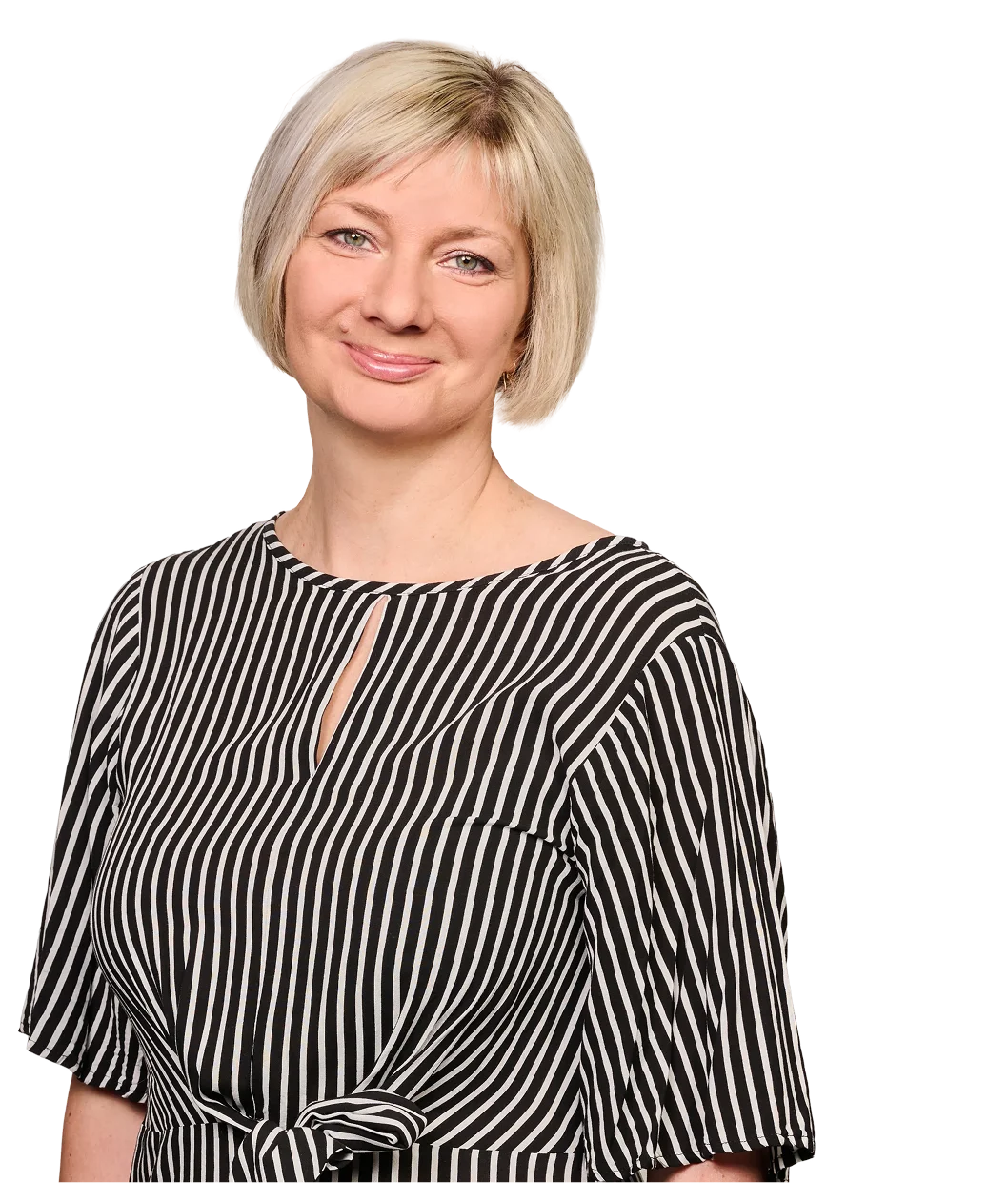 Eine Frau mit kurzem blondem Haar trägt ein schwarz-weiß gestreiftes Kleid und lächelt.