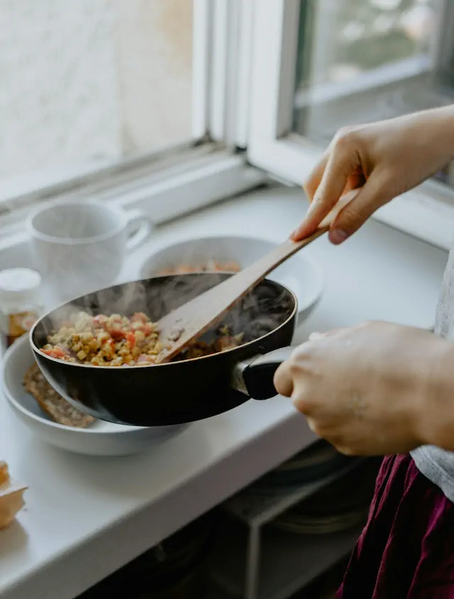 Foto van zojuist bereid in eten in een pan