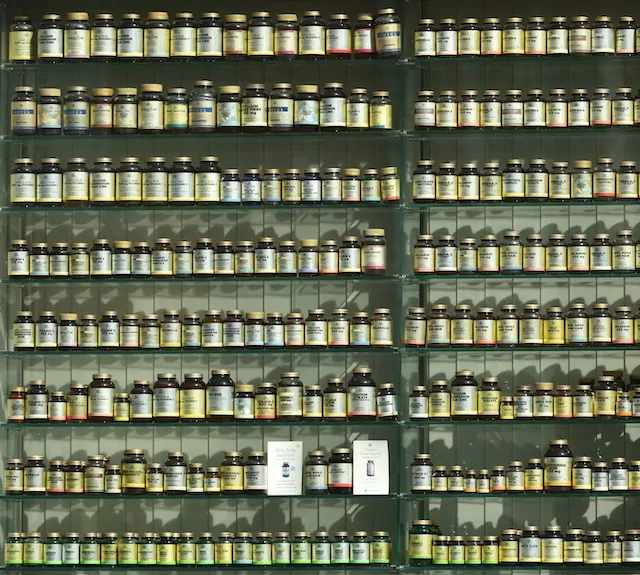 Een wand vol met potjes vitaminen en mineralen