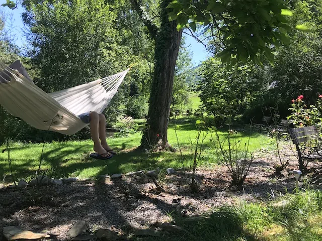 hangen in de hangmat op vakantie in de pyreneeën