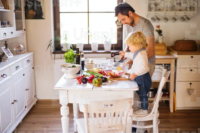 Vader en zoon samen aan het koken