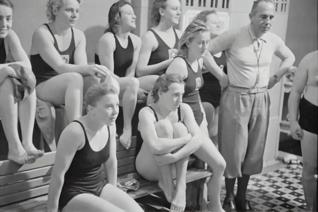 Vintage foto van vrouwen in badpak in zwembad