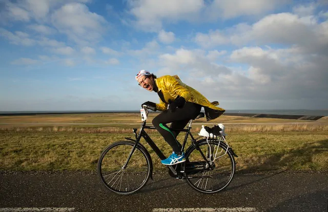 Man fiets tegen de wind in