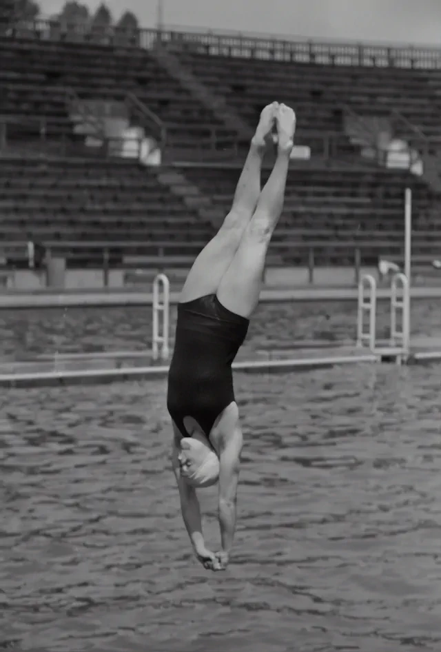 Vintage foto van duikende vrouw in zwembad