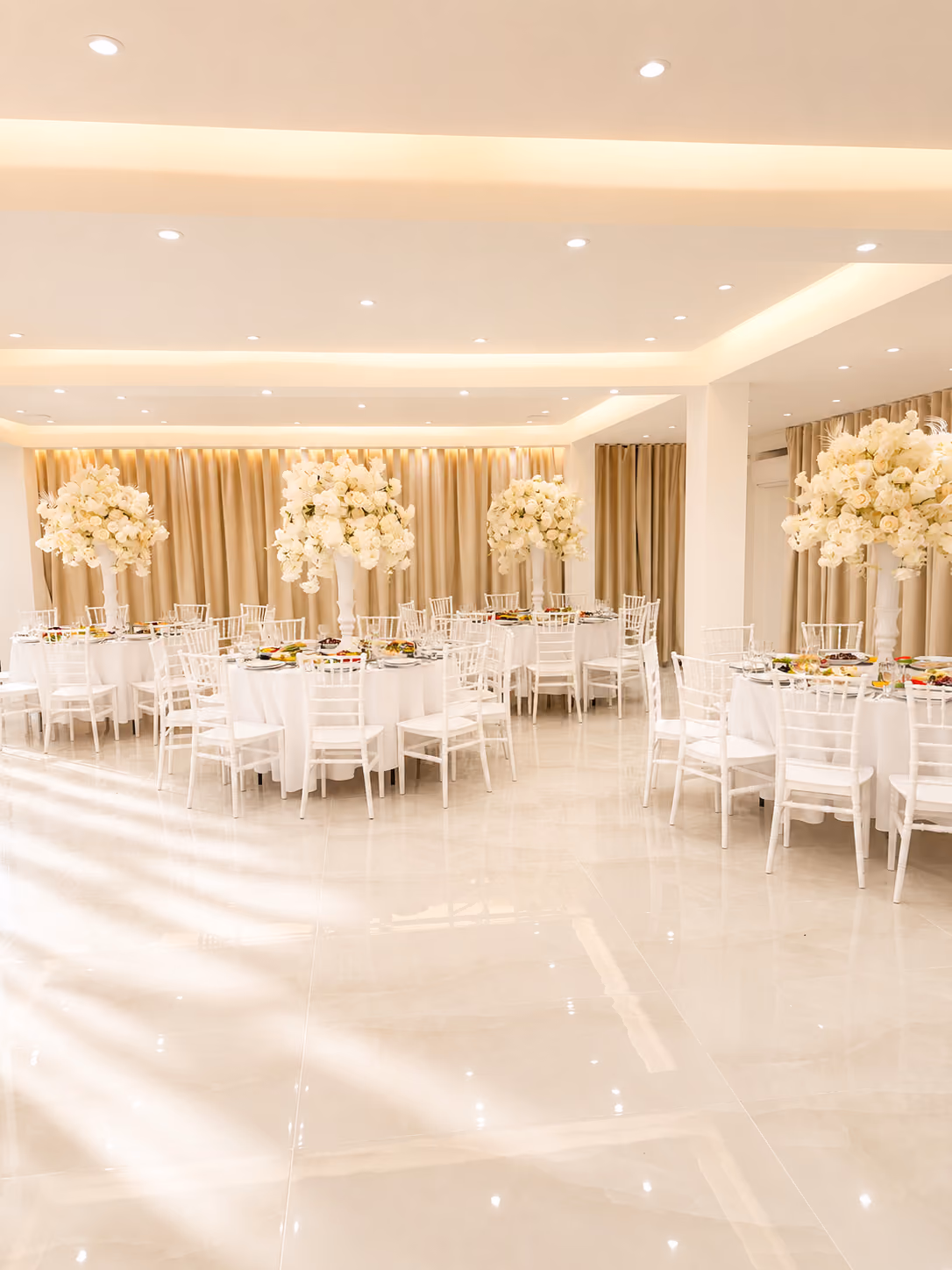 Feestzaal van Meet & Moments met moderne inrichting