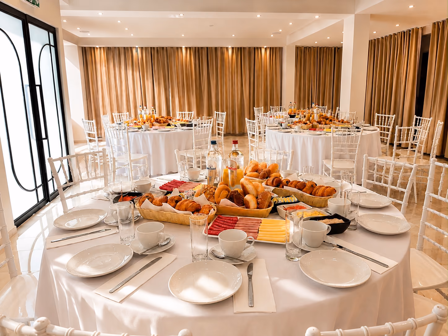 Luxe koffietafel opstelling met hapjes en bloemstukken