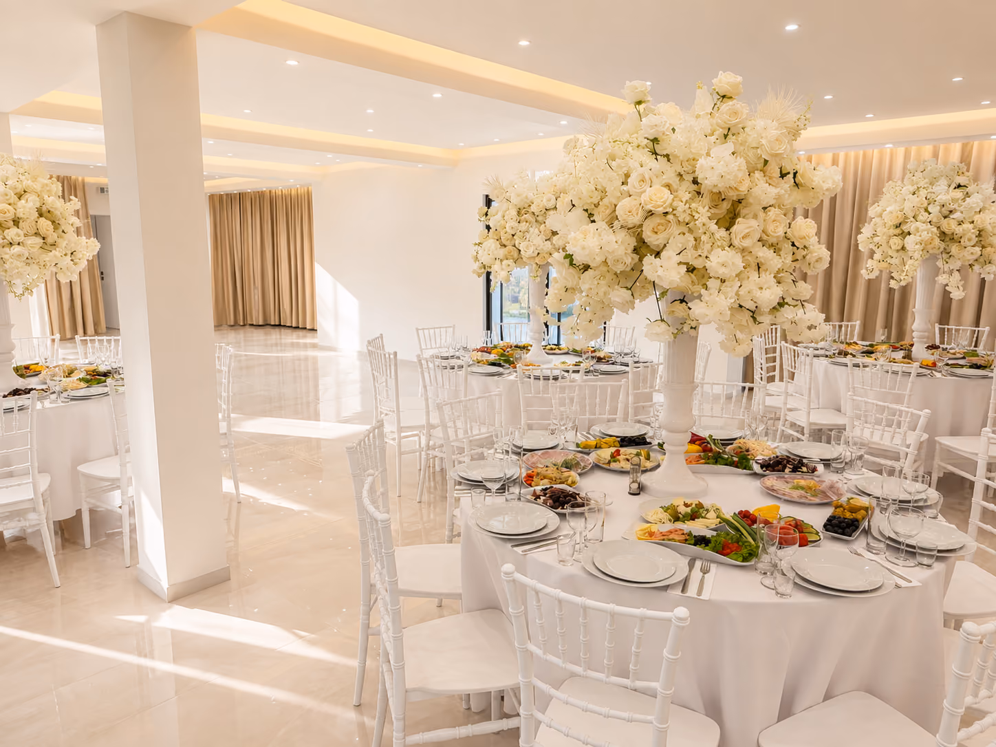 Koffietafel met hapjes en luxe tafeldecoratie