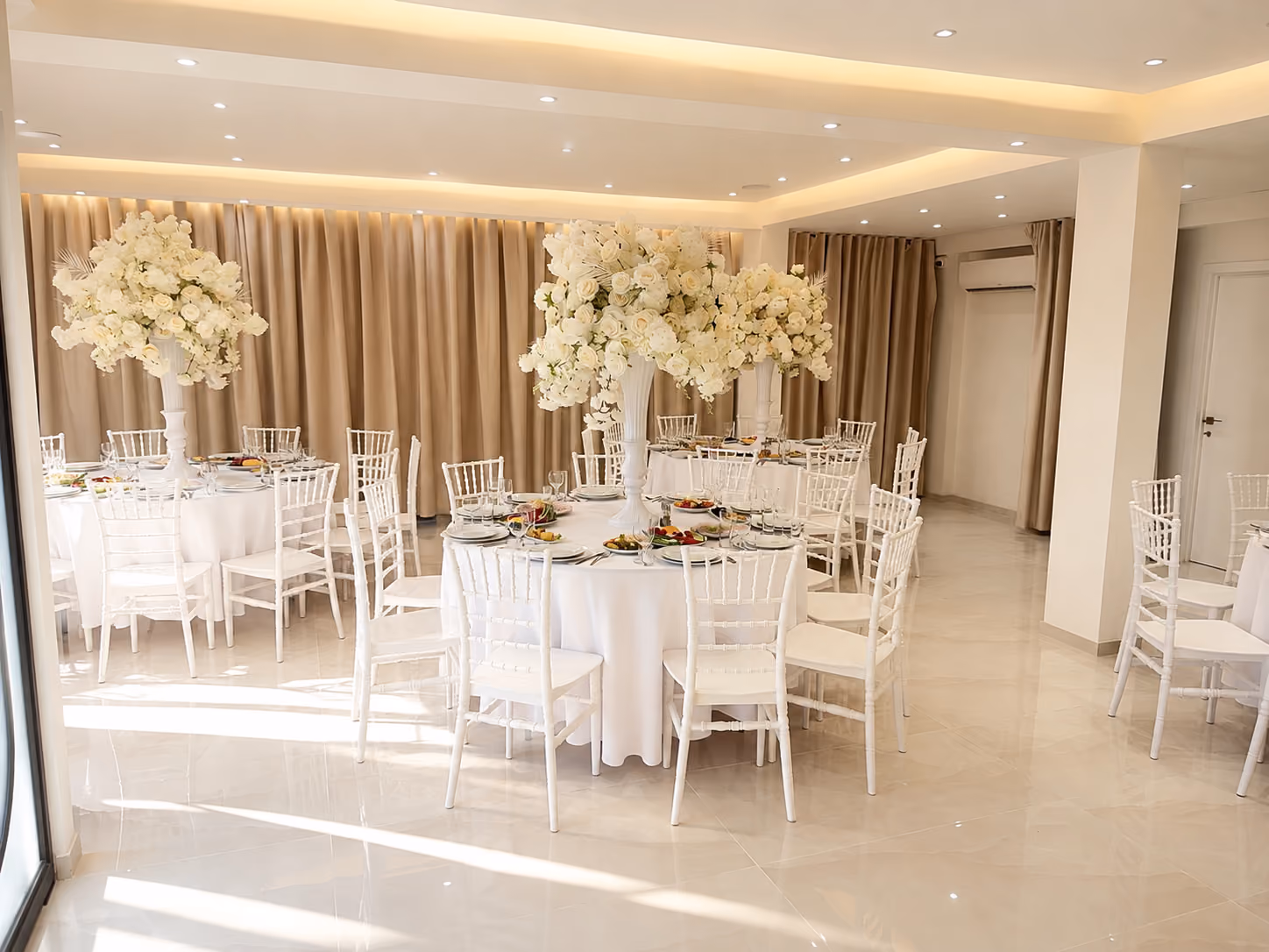 Ruime lichte zaal voor koffietafels en privé evenementen