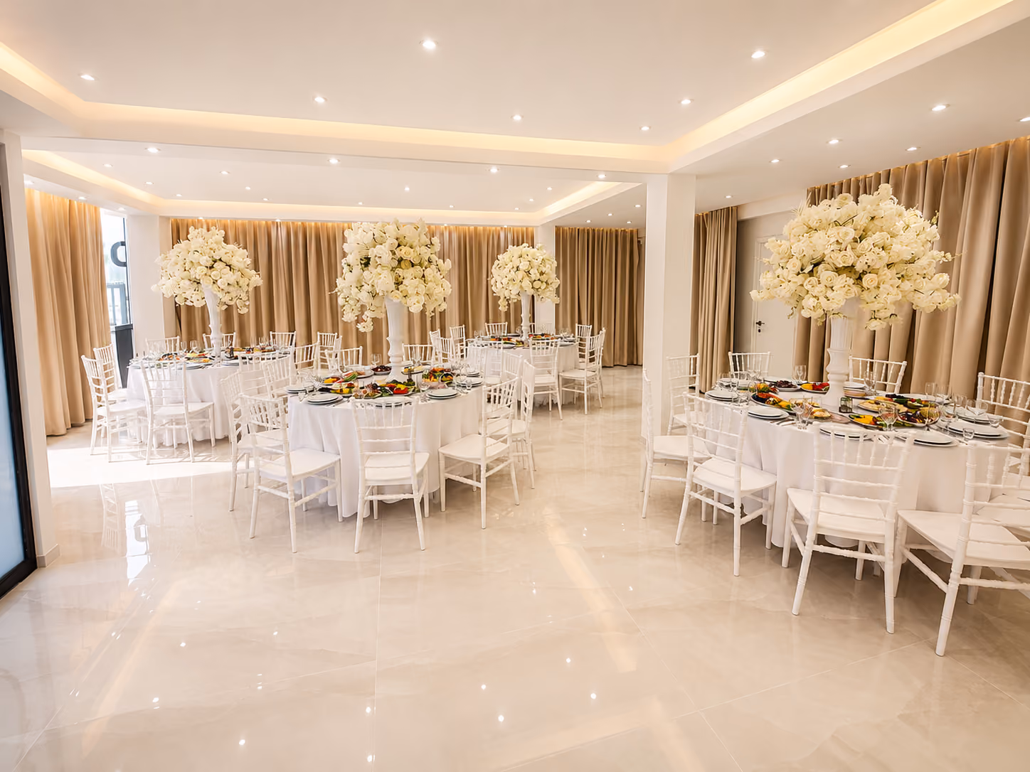 Ruime evenementenlocatie ingericht voor koffietafel