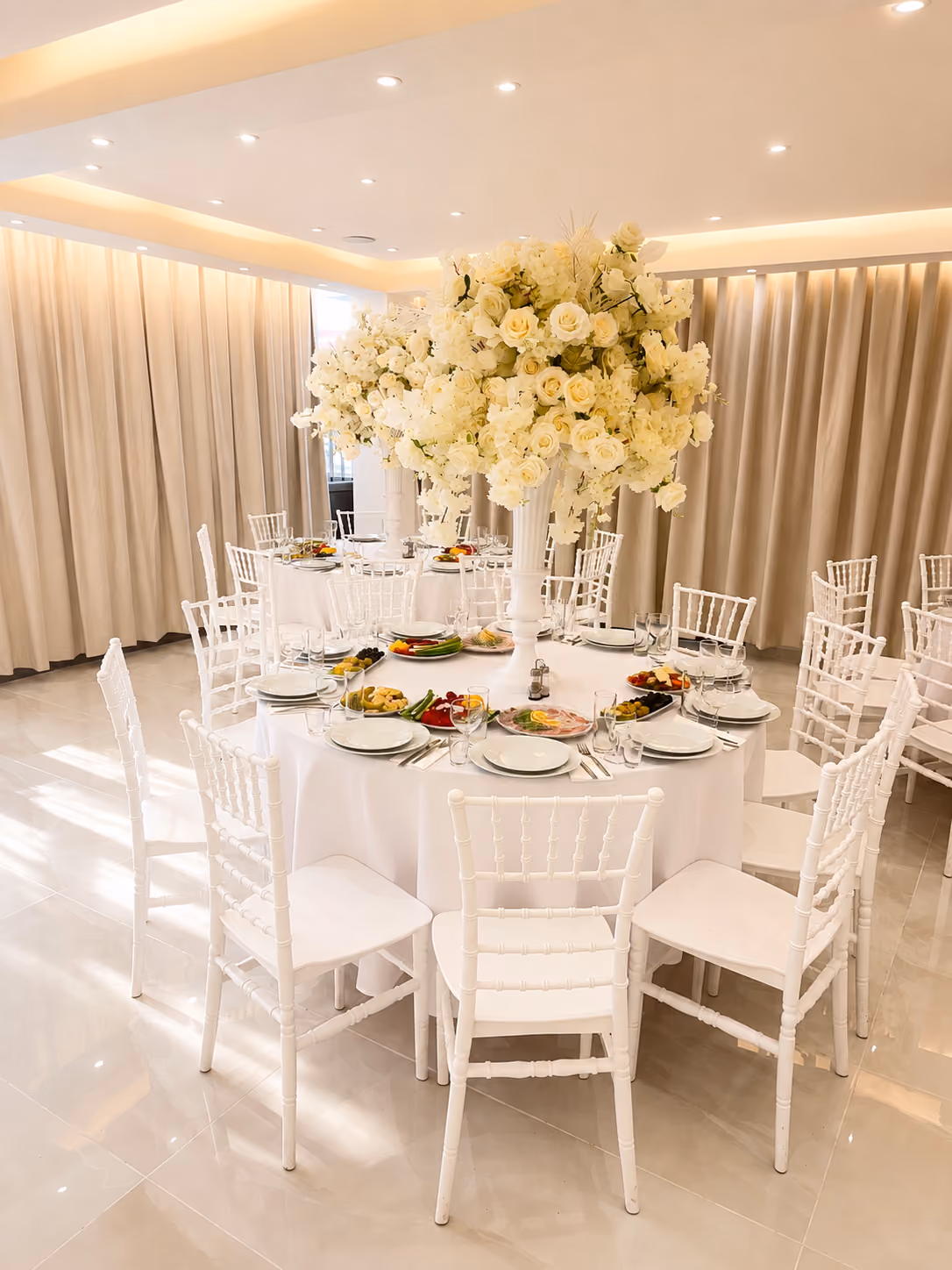 Elegant ingerichte koffietafel in de evenementenlocatie