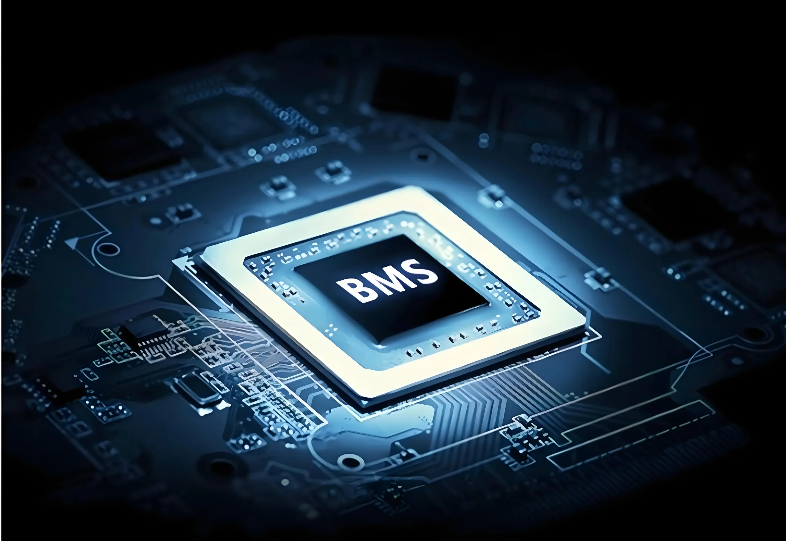 Nahaufnahme einer Leiterplatte mit „BMS“-Mikrochip, sinnbildlich für das Batteriemanagementsystem als intelligentes Steuerungsgehirn des Speichers