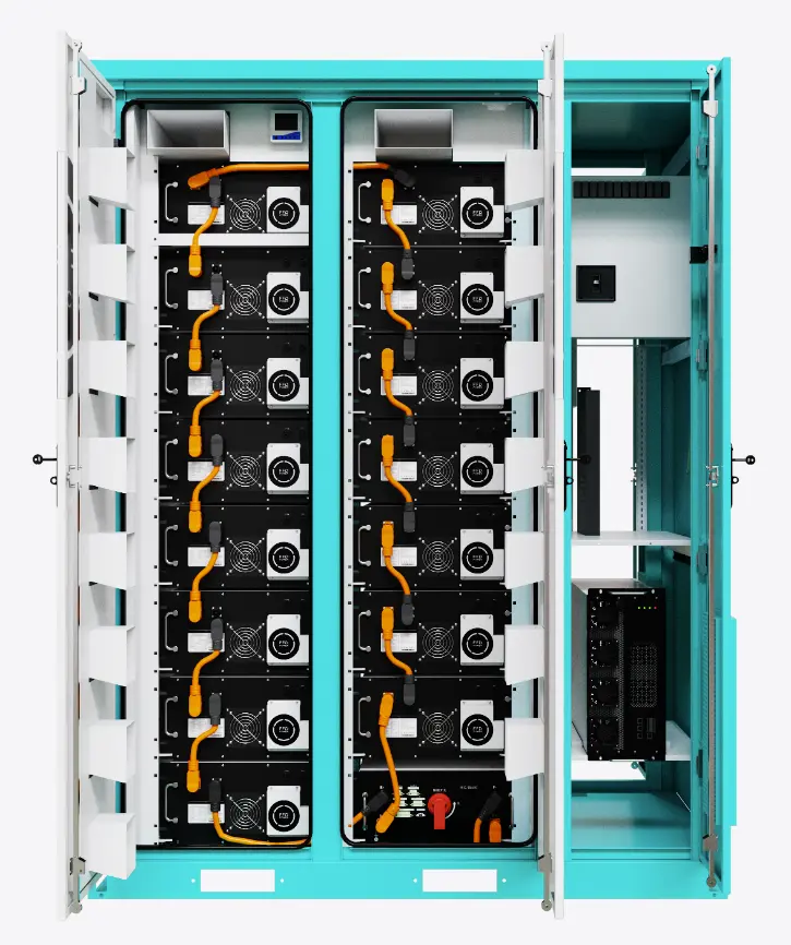 BESS für Notstromversorgung in Brasilien: Innenansicht eines All-in-One-BESS-Schranks mit Batteriemodulen für schnelle Notstromreaktion