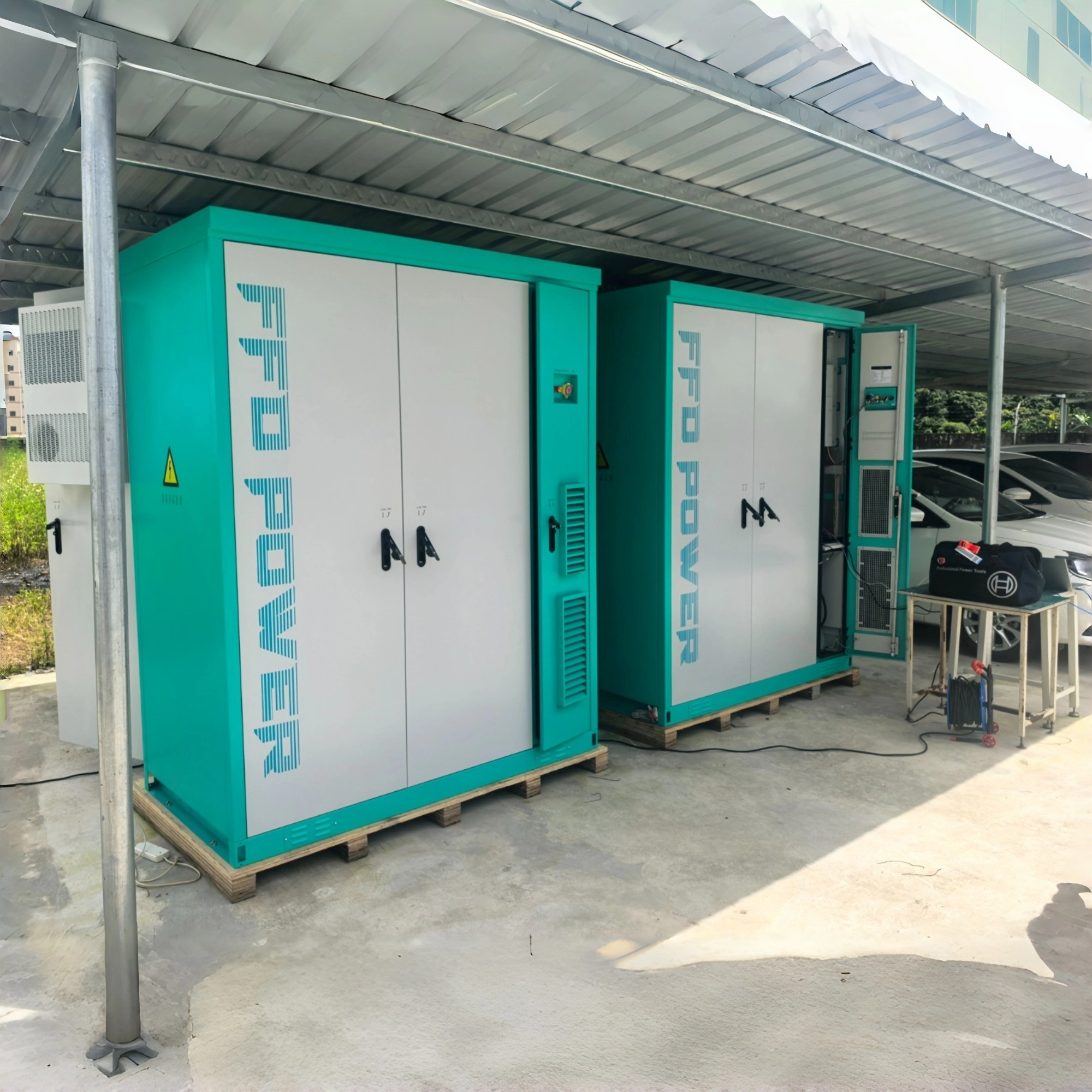 BESS für Notstromversorgung in Brasilien: Installation modularer BESS-Schränke vor Ort für schnelle Synchronisations-Notstromversorgung